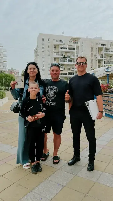 Марк Феллер с Алексом, Наташей и её ребёнком после воссоединения семьи